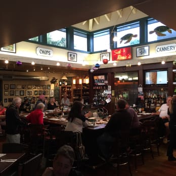 Green Turtle Inn - Bar is the center of the restaurant - Seafood Near Me - Islamorada, Florida