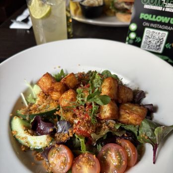 Canon's Gait - Gluten free Halloumi salad - Pubs Near Me - Edinburgh, EDH