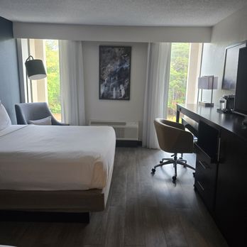DoubleTree by Hilton Raleigh Midtown - Hotels Near Me - Raleigh, North Carolina