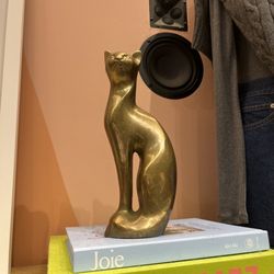 Aritzia - Cute decor throughout