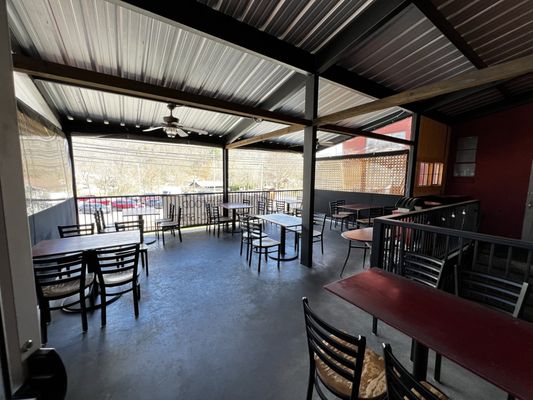 Lulu's On Main by null