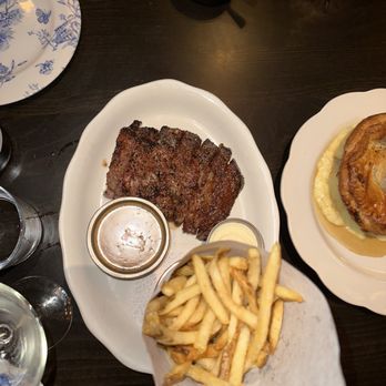 Armitage Alehouse - Steak Frites & Fries - Pubs Near Me - Chicago, Illinois