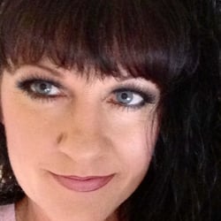 Wells Club Bar & Grill - Karaoke and live entertainment with Julie Defa