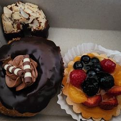 Rolling Pin Bake Shop - Cronut, fruit tarts and almond horn