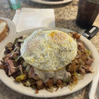 Mom's Country Kitchen - Farmers' skillet with toast $14.99 - Breakfast & Brunch Near Me - Reynolds, Indiana