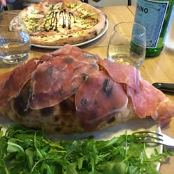 L'Atelier du Pizzaiolo - Un Calzone qui paraît lourde mais finalement équilibré au niveau des saveurs.
