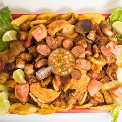 El Rinconcito Colombian Cafeteria - Es una Rica Picada Colombiana que viene con mucha variedad de antojotos