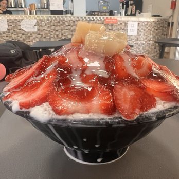 MandRo Teahouse - Regular size Strawberry Bingsu - Bubble Tea Near Me - Davis, California