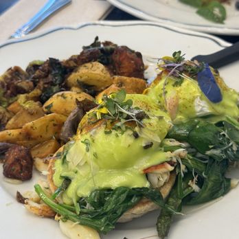 Sweet Maple - Oscar eggs Benedict with Dungeness crab - Breakfast & Brunch Near Me - Cupertino, California