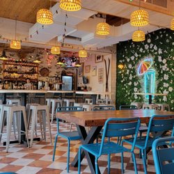 Zunzi's - Indoor dining room