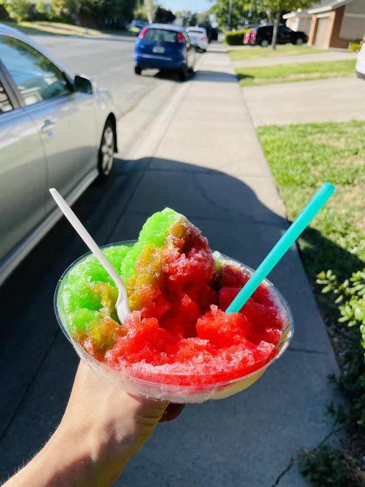 Chris' Shaved Ice Logo