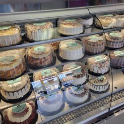 Suspiros Cakes