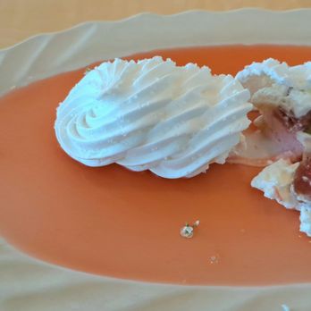 Le Tout-Paris - Meringue croquante, rhubarbe fondante, sorbet rhubarbe, Beaumes de Venise / Meringue, melting rhubarb, rhubarb sorbet. 2025 08 29. M1. - French Near Me - Paris, 75