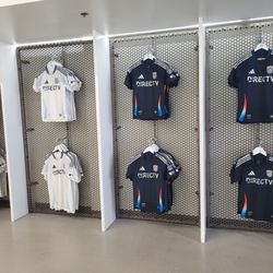 Eighteen Threads - Home (blue) and away (white) jerseys
