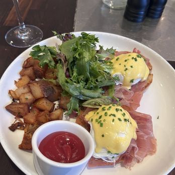 Cafeteria - Eggs Benedict - New American Near Me - New York, New York
