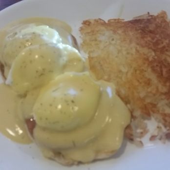 Vanta Cafe - PERFECT EGGS BENEDICT - Breakfast & Brunch Near Me - Wailuku, Hawaii