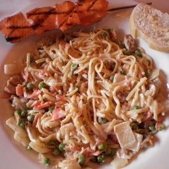 The Crab Pot - Salmon Linguini, served with super dry salmon full of bones and 2 dry pieces of wafer-thin sourdough bread. - Seafood Near Me - Seattle, Washington The Crab Pot - Salmon Linguini, served with super dry salmon full of bones and 2 dry pieces of wafer-thin sourdough bread. - Seafood Near Me - Seattle, Washington
