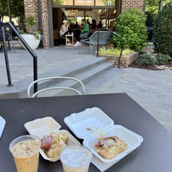 Thousand Hills Coffee - Outdoor seating