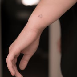The Wave Tattoo - tattoo fine line Barcelona