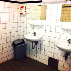 Columbus Center - Herrentoilette, so lieblos wie das ganze Center, keine Handtücher,keine Seife, kaltes Wasser aber verklebter Fussboden.