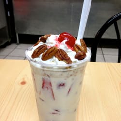 El Glaciar de Arizona - Fresh cut strawberries with cream, these are bomb !!  Beautifully decorated and yummy for your tummy.