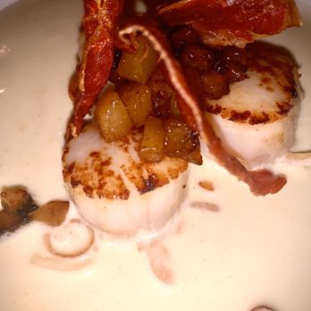 Bistro Le 633 - scallops and bacon on a white plate - Tapas Bars Near Me - Bromont, Quebec
