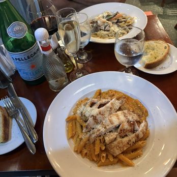 Il Violino - Penne Alla Vodka with Chicken, Fettuccine Con Scampi All'Arrabbiata - Italian Near Me - New York, New York Il Violino - Penne Alla Vodka with Chicken, Fettuccine Con Scampi All'Arrabbiata - Italian Near Me - New York, New York