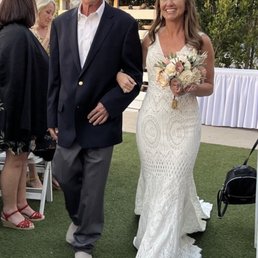 Wedding gown perfectly altered in the middle front of the design Wedding gown perfectly altered in the middle front of the design