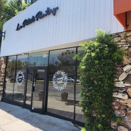 Exterior photo of Le Petit Pantry - La Cañada Flintridge, California Exterior photo of Le Petit Pantry - La Cañada Flintridge, California