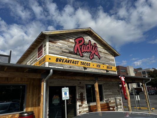 Rudy's "Country Store" and Bar-B-Q by null