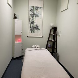 Laura Tran Unique Energy Healing - Massage room