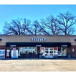 7-ELEVEN @ 101 Cottage St, Shorewood, IL Nice Service . Friendly Helpful Clark .Clean Convenient Store Big Parking . Cool.