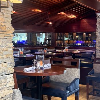 Tavern House Kitchen + Bar - Lounge Area - New American Near Me - Newport Beach, California Tavern House Kitchen + Bar - Lounge Area - New American Near Me - Newport Beach, California