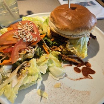 Katzentempel München - Pulled BBQ sandwich with salad - Vegan Near Me - Munich, BY Katzentempel München - Pulled BBQ sandwich with salad - Vegan Near Me - Munich, BY