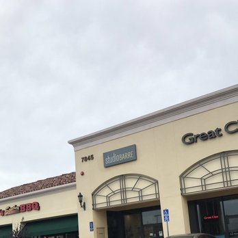 Barre3-Carmel Valley - Studio Barre exterior! Sandwiched between Great Clips and a BBQ place. The interior is modern and welcoming :) - Barre Classes Near Me - San Diego, California