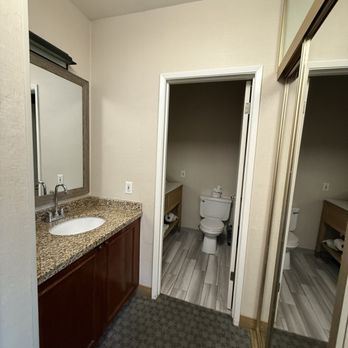 Spyglass Inn - Bathroom - Hotels Near Me - Pismo Beach, California Spyglass Inn - Bathroom - Hotels Near Me - Pismo Beach, California