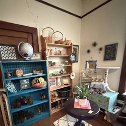 Paradise Point Market Place - Giftables, collectibles, antiques, just a pleasure to stroll and explore.
