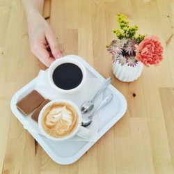 Koffie & Ik - Een cappuccino en een koffie.