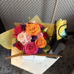 House of Flowers - Custom bouquet in a vase + chocolate assortment