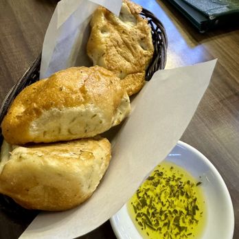 Italianni’s - 01.15.24 Italian bread w/ dipping oil - Italian Near Me - Pasay, NCR