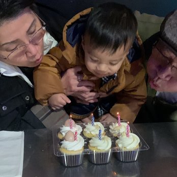 M2M Bakery - 4 Durian cupcakes and 2 lychee cupcakes - Cupcakes Near Me - Richardson, Texas