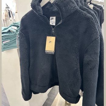 Metromix - Nike zip jacket - Shoe Stores Near Me - Edgewater, New Jersey