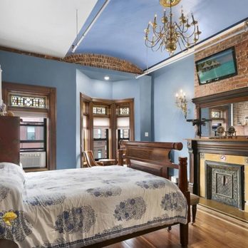 Northern Lights Mansion - Royal Suite offers a private bedroom w. the alcove bay windows and seating for two, w. the city view of the neighborhood in a quiet street. - Bed & Breakfast Near Me - New York, New York Northern Lights Mansion - Royal Suite offers a private bedroom w. the alcove bay windows and seating for two, w. the city view of the neighborhood in a quiet street. - Bed & Breakfast Near Me - New York, New York