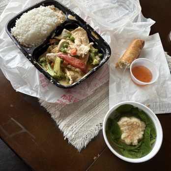 Sweet Basil Thai - Lunch Special - Panang Chicken Curry, egg roll & wonton soup - Thai Near Me - Cedar City, Utah