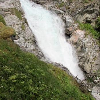 Nedgang Øvstebro Foss - Gets moving really quickly - Hiking Near Me