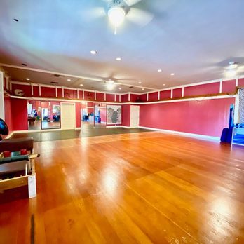 Ho'o Hui - a man sitting on a bench in a large room - Juice Bars & Smoothies Near Me - Captain Cook, Hawaii Ho'o Hui - a man sitting on a bench in a large room - Juice Bars & Smoothies Near Me - Captain Cook, Hawaii