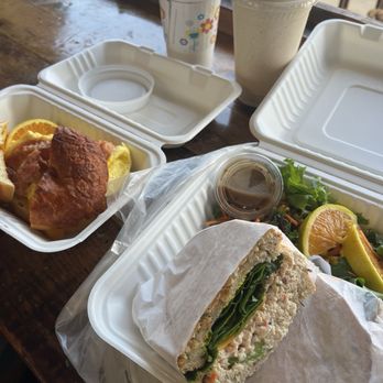 The Cow's End Cafe - Bagel Egg Sandwich, Banana Banger Smoothie, Tuna Melt Panini - Coffee & Tea Near Me - Venice Beach, California