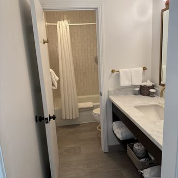 The Landsby - Deluxe Room with King Bed bathroom - Hotels Near Me - Solvang, California The Landsby - Deluxe Room with King Bed bathroom - Hotels Near Me - Solvang, California