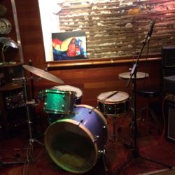 L'étoile du port - The owner a great guitarist, instruments ready for any musician who walks in!