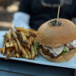 Tavern 1883 - The Chicken with fries